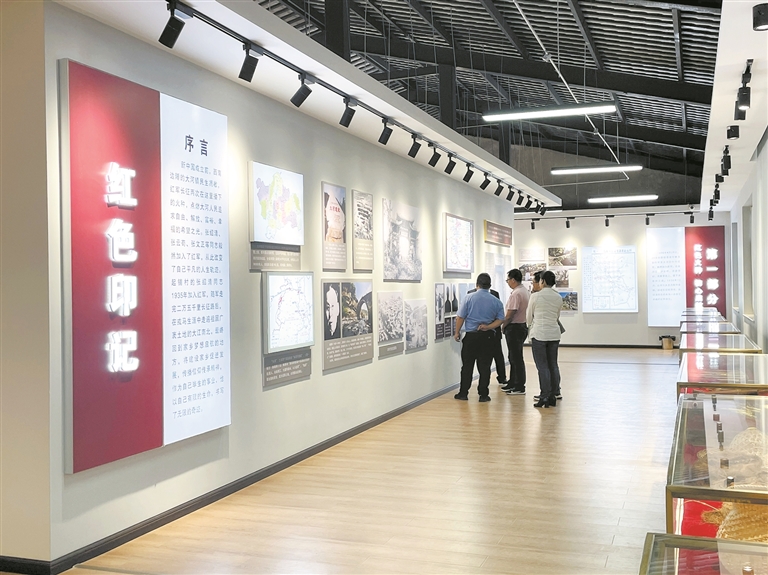 参观红色教育基地。