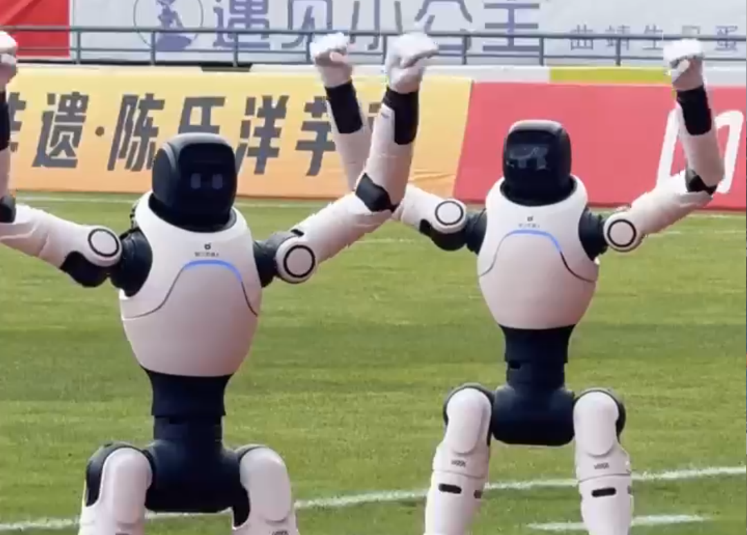 滇超联赛 1/4决赛曲靖主场 机器人打卡绿茵场