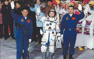 2003年10月15日,中国第一位航天员杨利伟(中)在首飞梯队成员聂海胜(左)、翟志刚(右)陪同下参加出征仪式。(资料照片)中国载人航天工程办公室供图