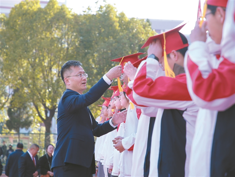 李德安为毕业生拨穗。
