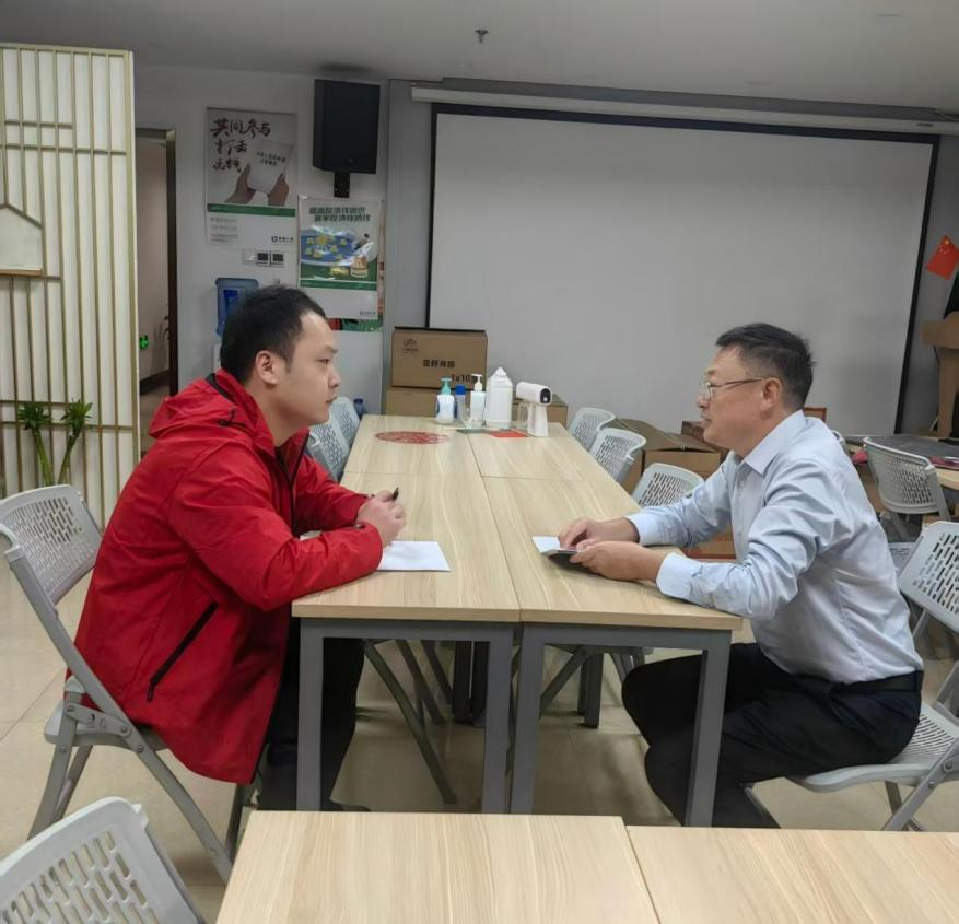 王广聚与伙伴进行规划沟通。 配图1