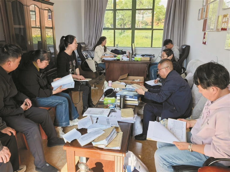 工作人员逐册逐项检查。