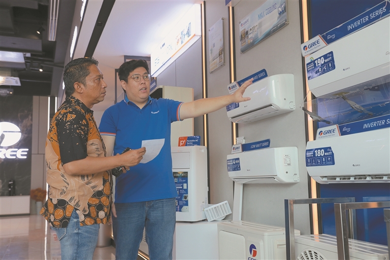 6月29日,在印度尼西亚雅加达,顾客选购格力空调。 新华社发