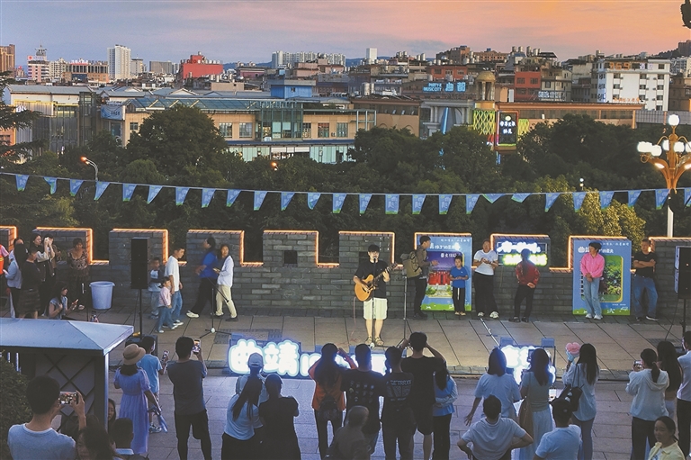 用活城市“凉资源”  点亮夏日“夜经济”