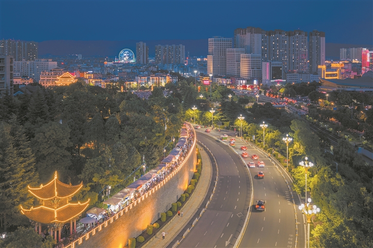 城墙步道上的烟火集市