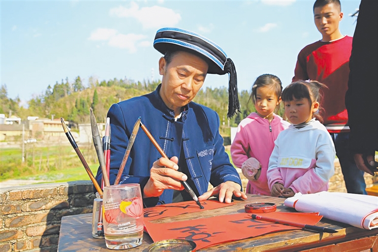张学勤：坚守在水族文化传承与志愿服务一线