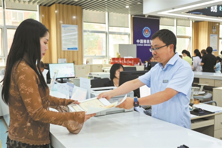 颁发“个转企”营业执照。张红仙 摄