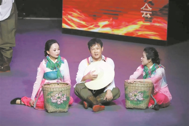伏林寒参加文艺演出。