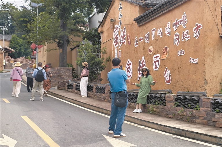 “打卡”网红点。
