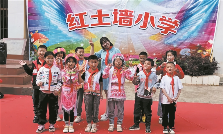 唐琳与学生合影留念。