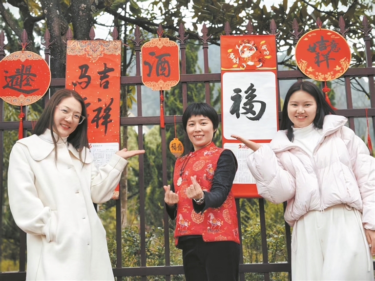 李绒绒(中)组织开展送“福”字活动。