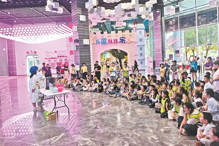 学生在科技馆开展研学活动。李丽 摄