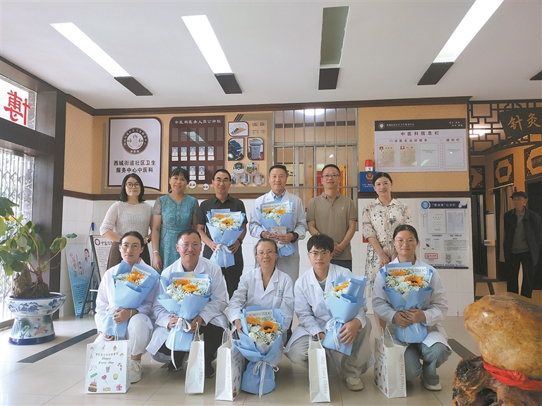 西城街道社区卫生服务中心 开展医师节慰问活动
