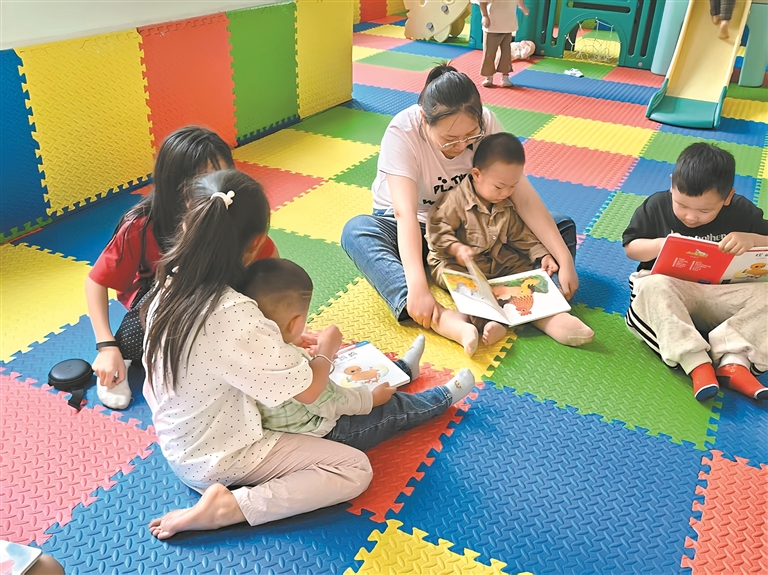 高家屯社区亲子阅读 丰富少年儿童暑期生活