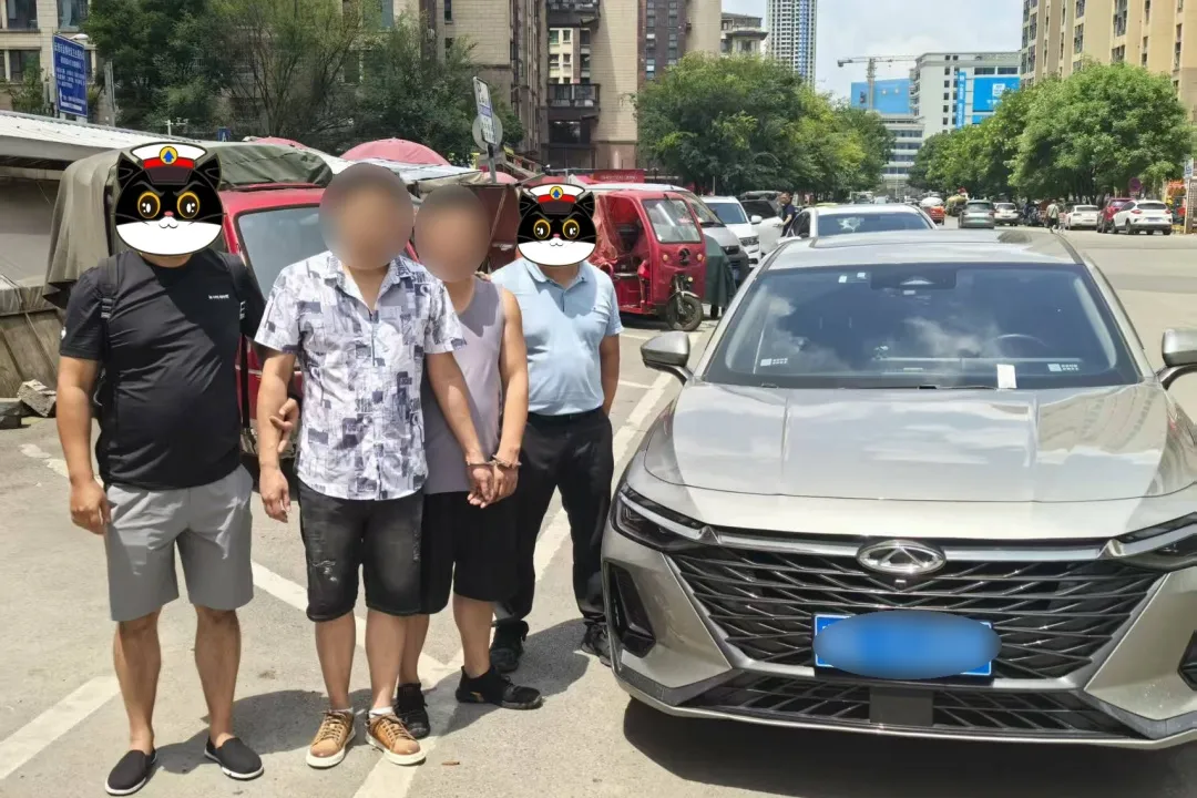 云南西双版纳边境管理支队民警抓获偷渡人员及涉案司机 图片