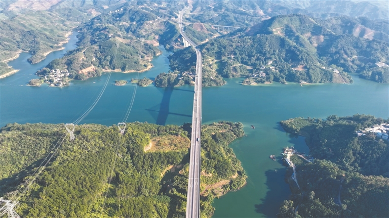 滇黔毗邻乡镇联动清理万峰湖漂浮物