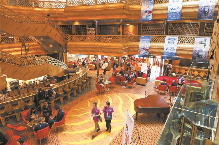 旅客在“理想号”邮轮上休闲。新华社发