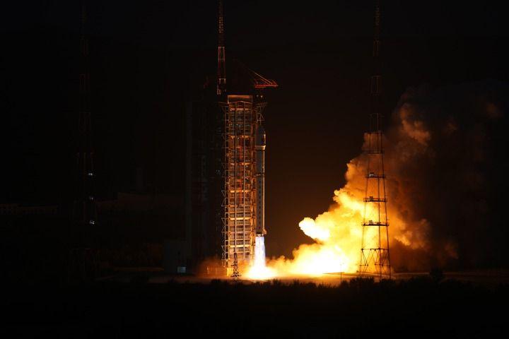 9月19日18时50分,我国在太原卫星发射中心使用长征二号丁运载火箭,成功将株洲太空星际PIESAT-2 13~16星发射升空,卫星顺利进入预定轨道,发射任务取得圆满成功。新华社发(王亚鹏 摄)