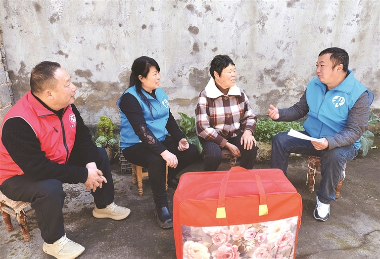 入户走访。黄改莲 摄